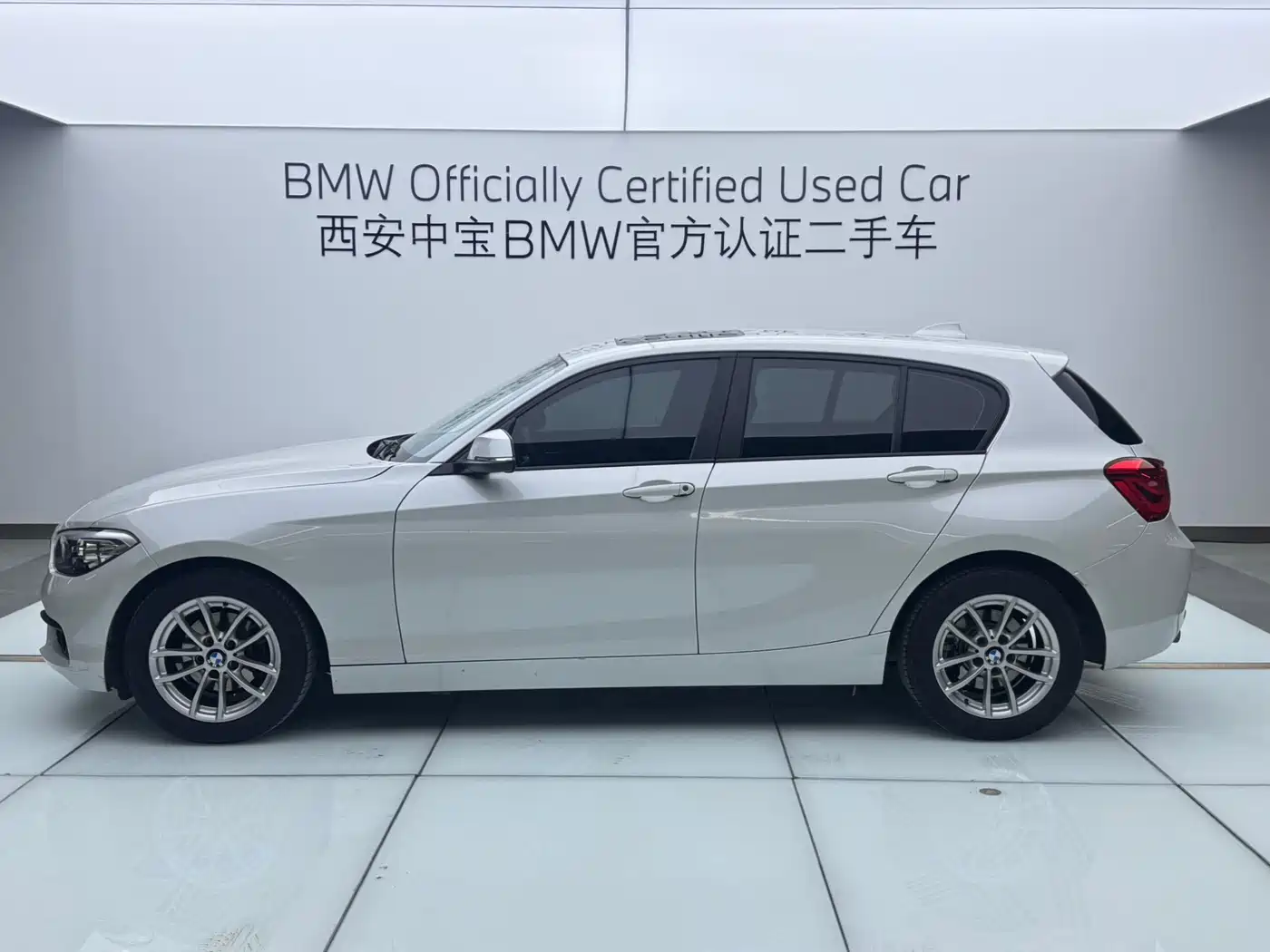 BMW 1 Series (Import) 2018 118i Leading фото 3