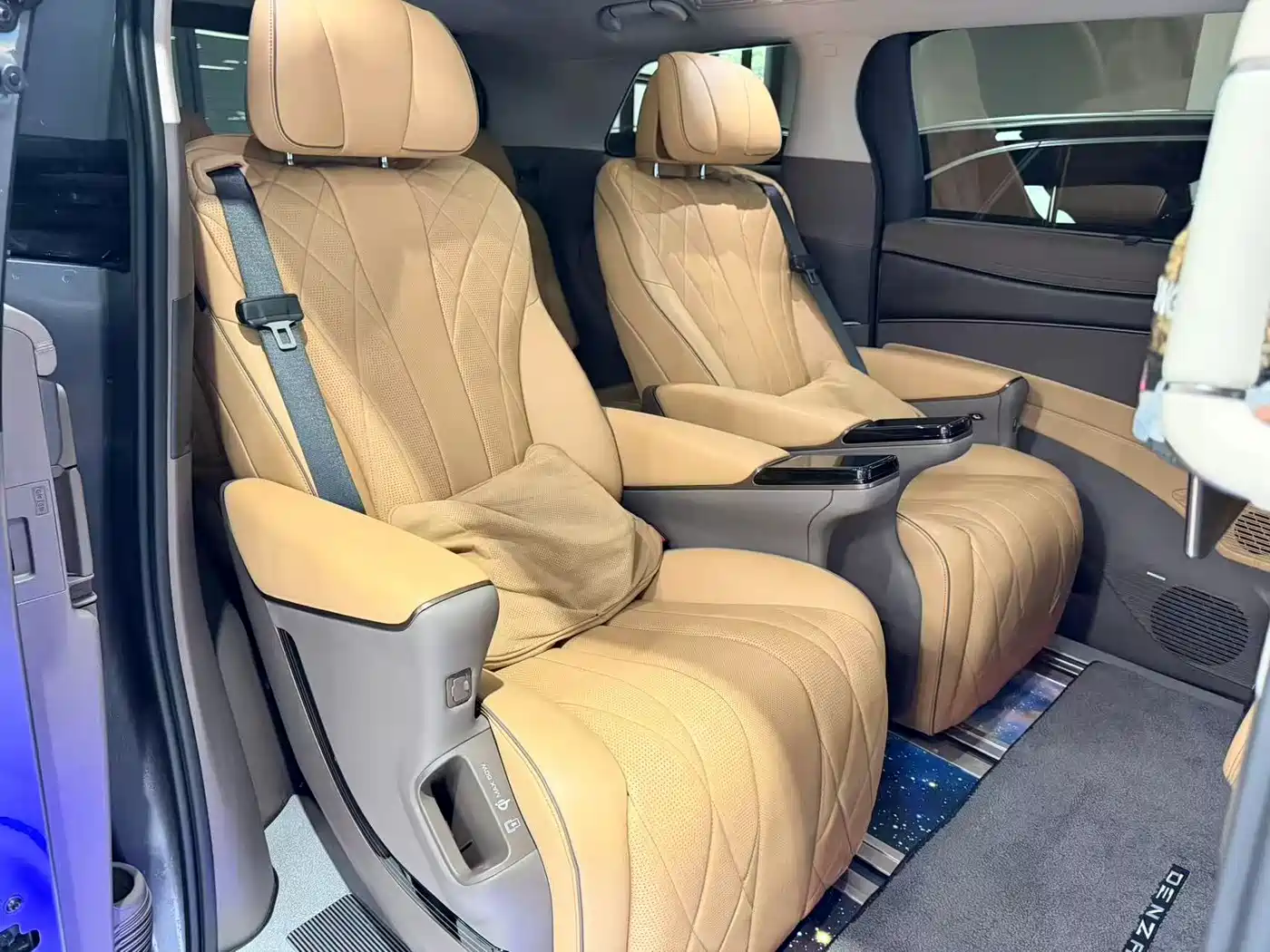 Denza D9 2022 DM-i 970 All-Wheel Drive Honor Edition фото 14