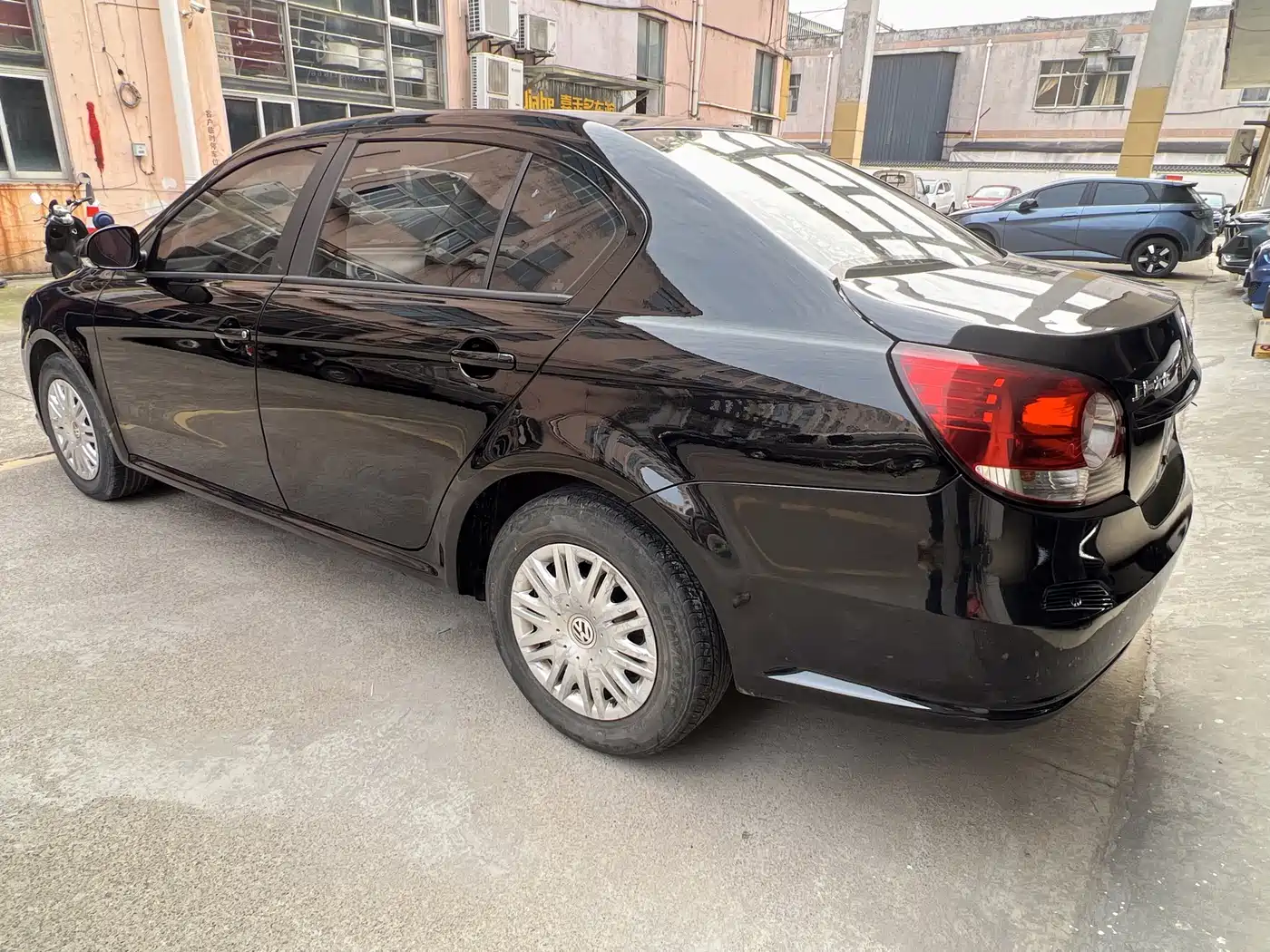 Volkswagen Lavida 2011 1.6L Manual Leisure Edition фото 3