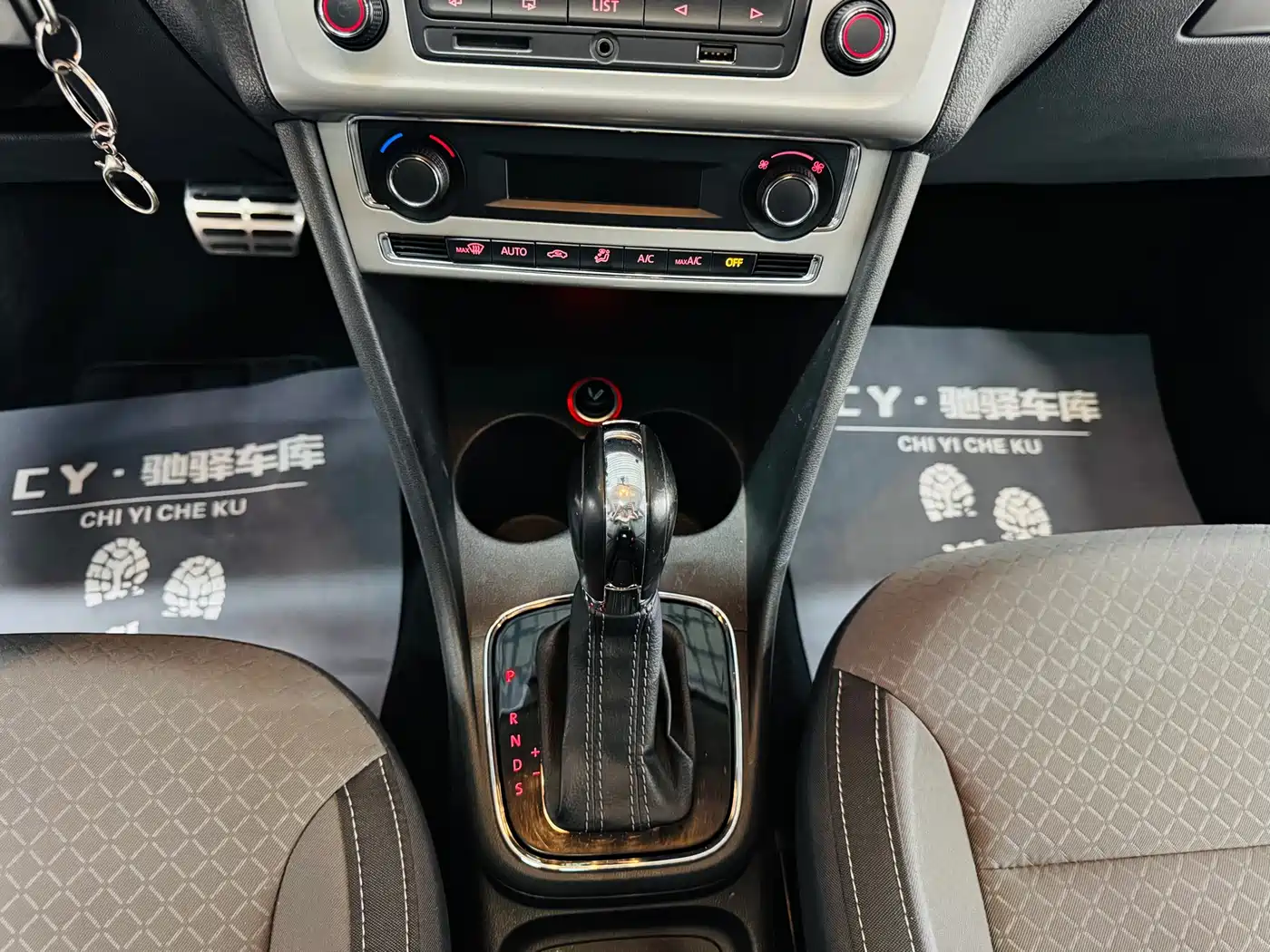 Volkswagen Polo 2014 1.6L Cross Polo Automatic фото 14