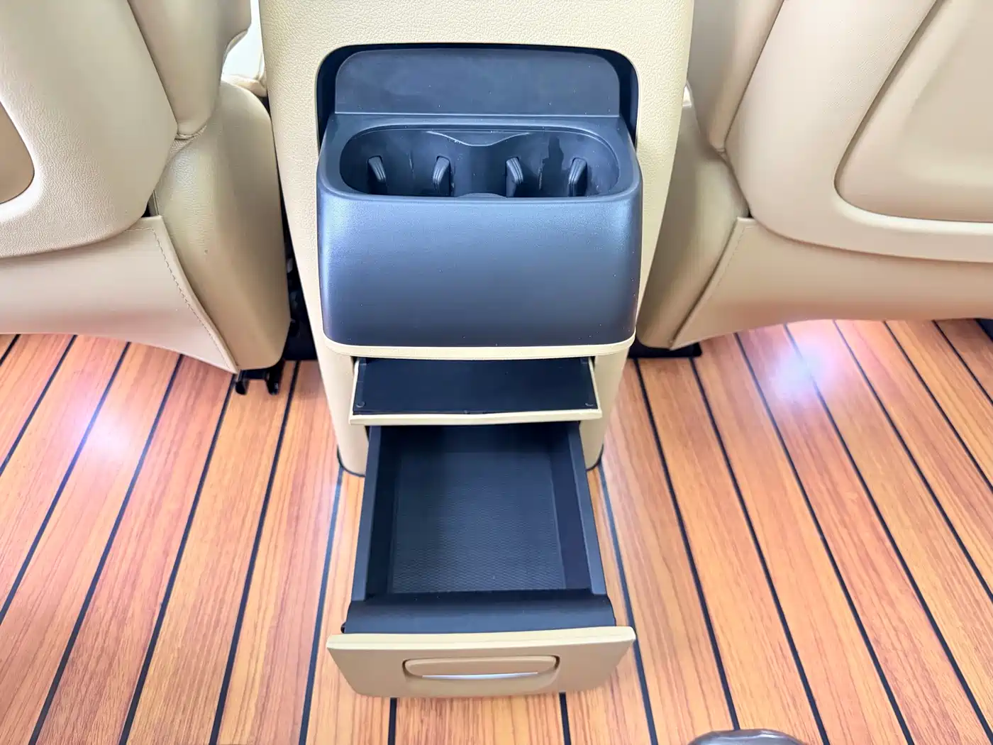 Voyah Auto Voyah Dreamer 2024 PHEV Extended Range Premium Edition фото 17