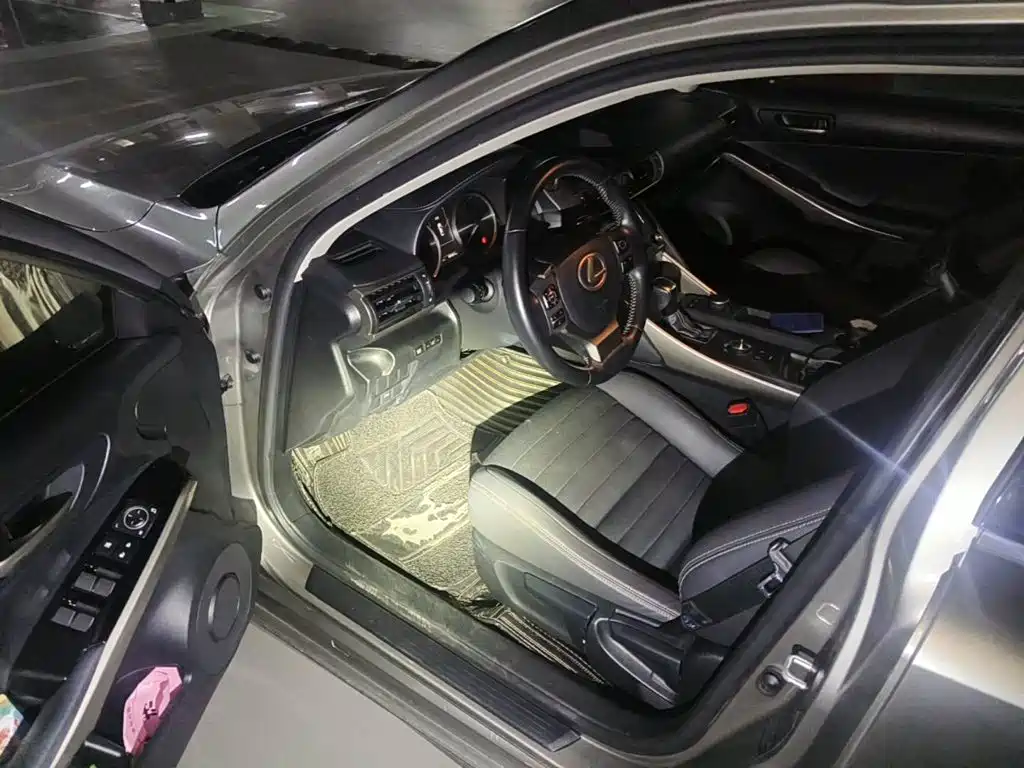 Lexus IS 2019 2017 300 Leading Edition