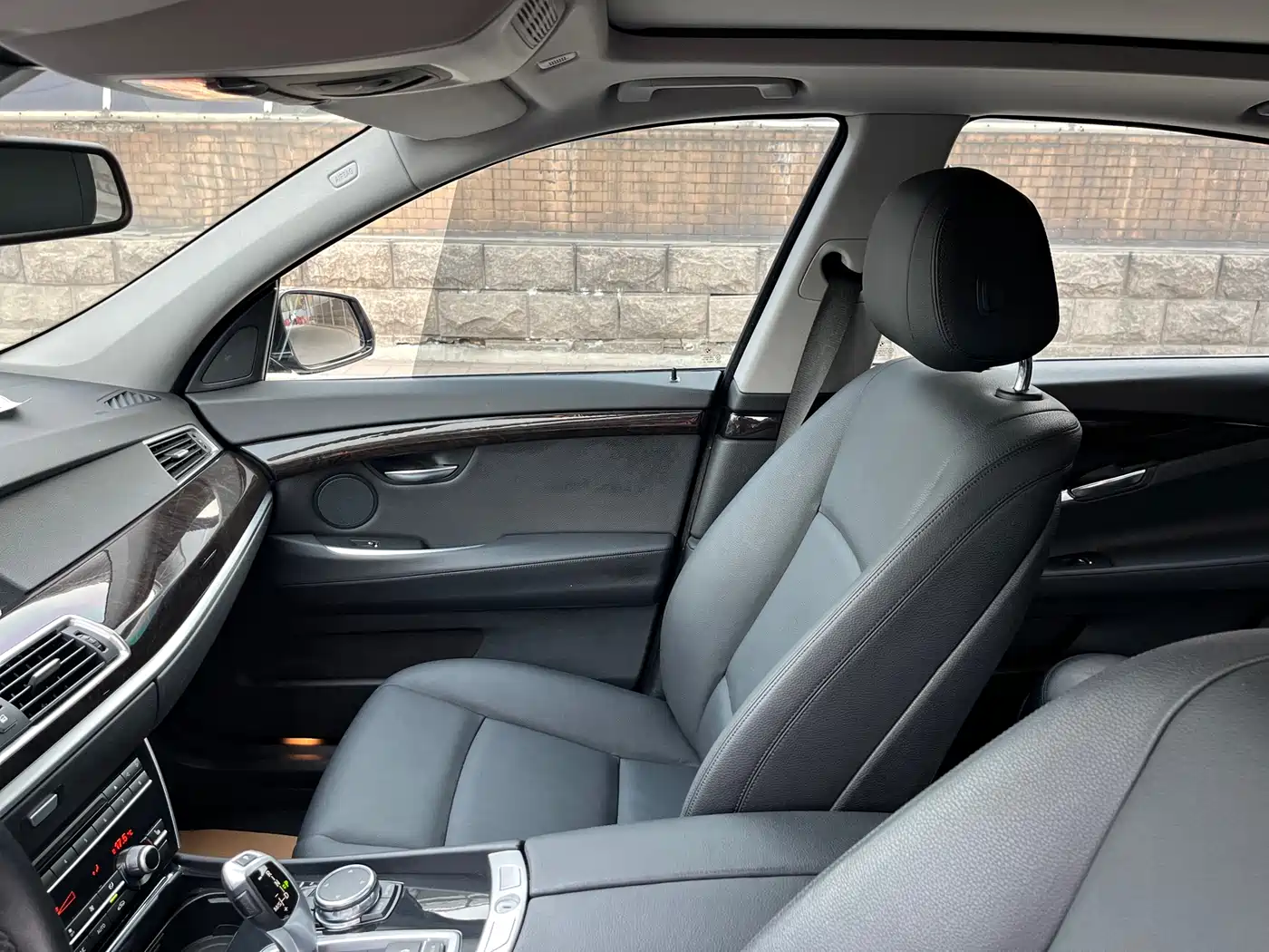 BMW 5 Series GT 2015 528i Leading фото 9