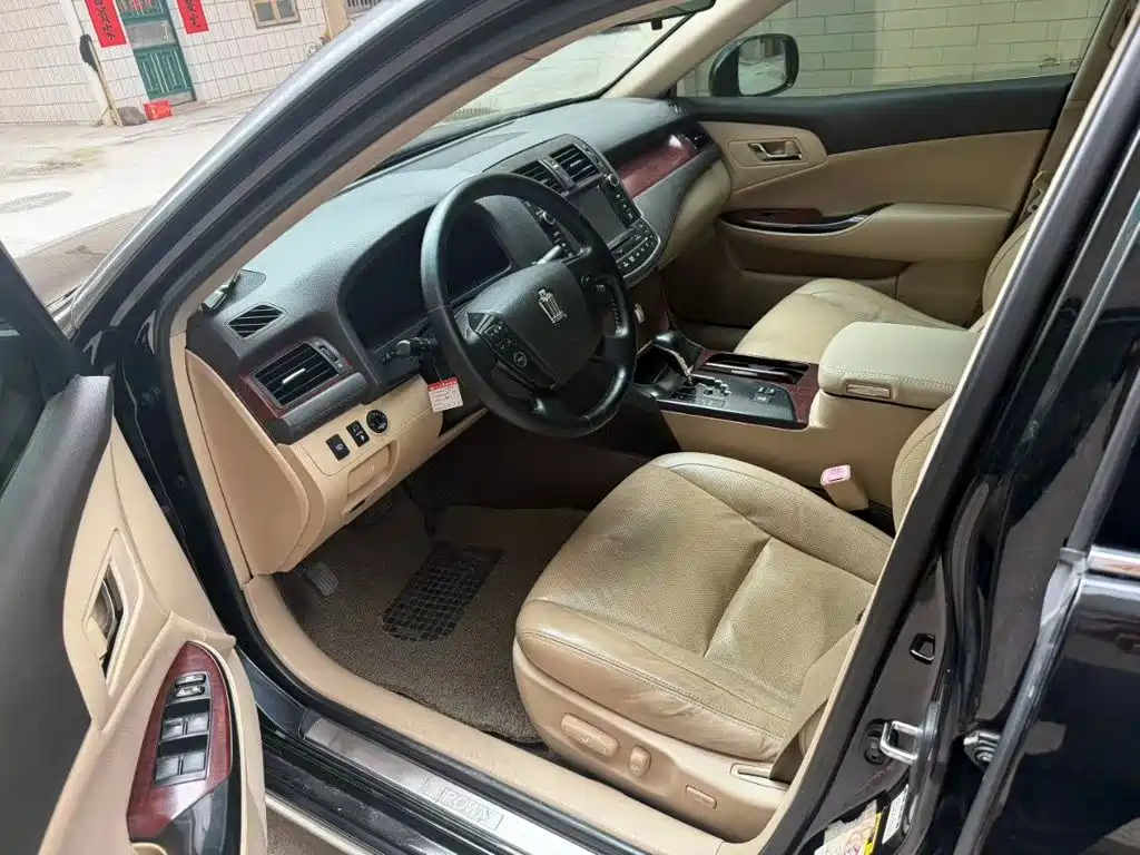 Photo 7 - Toyota Crown