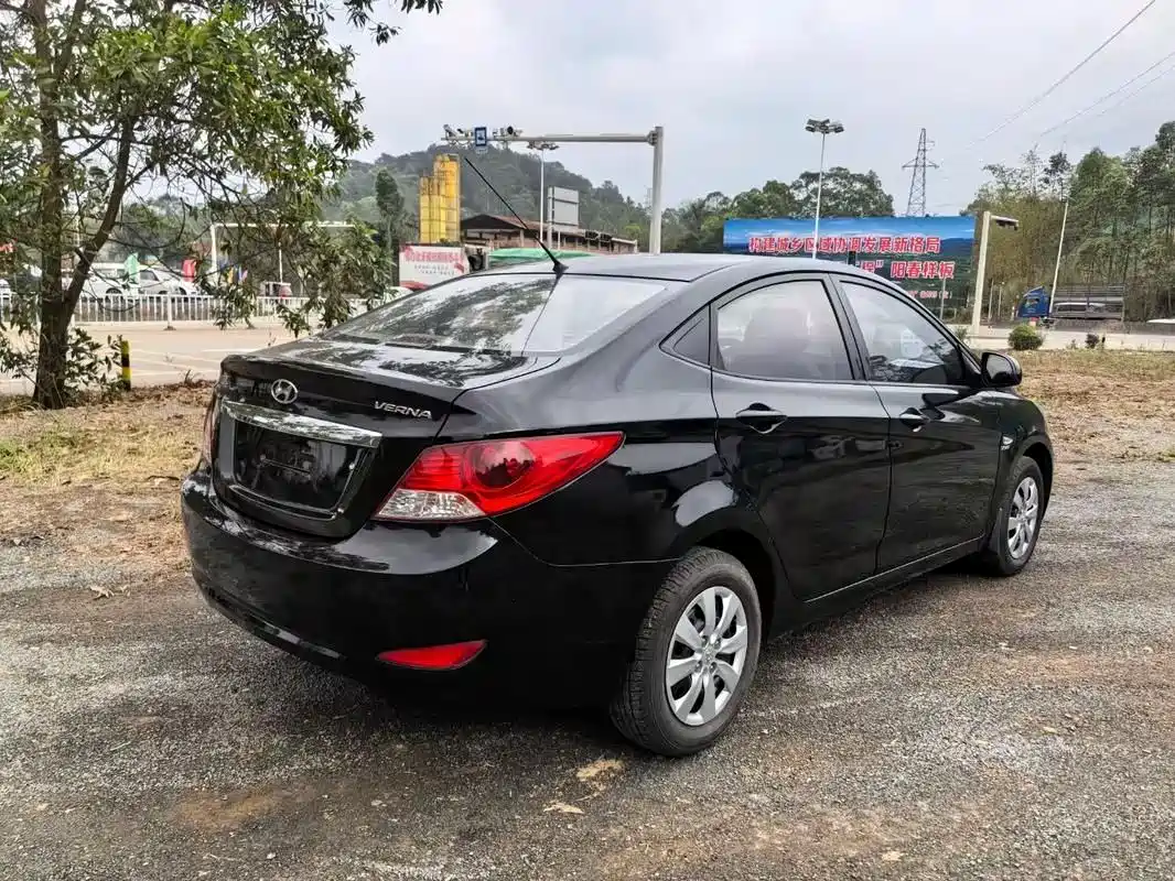Hyundai Verna 2010 Sedan 1.4L Manual Comfort GS фото 4