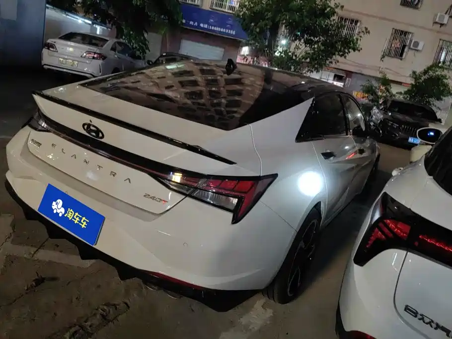 Photo 3 - Hyundai Elantra