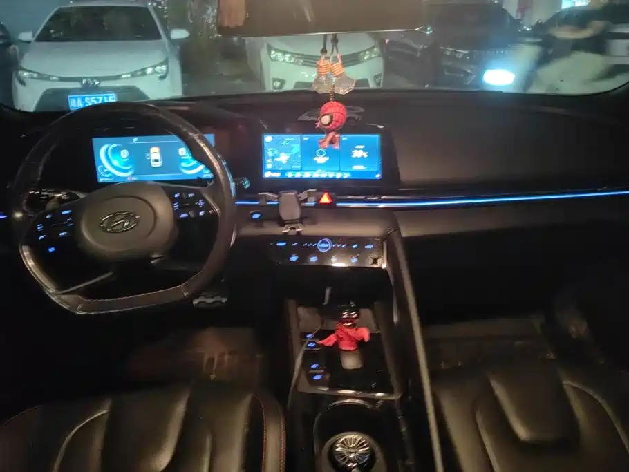 Photo 12 - Hyundai Elantra