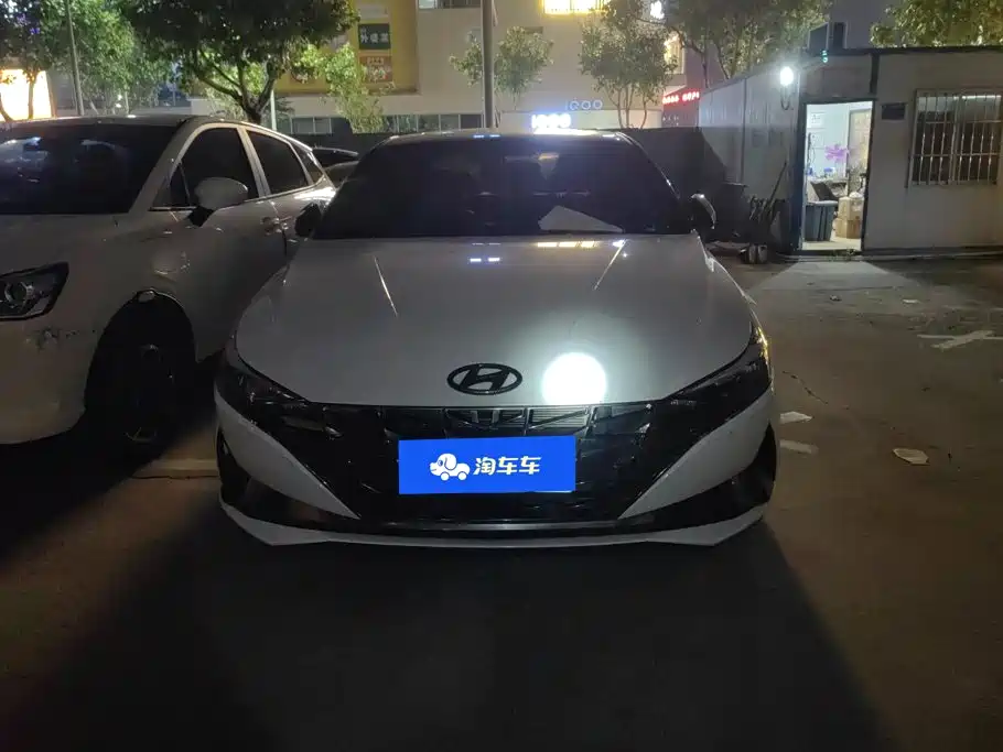 Photo 2 - Hyundai Elantra