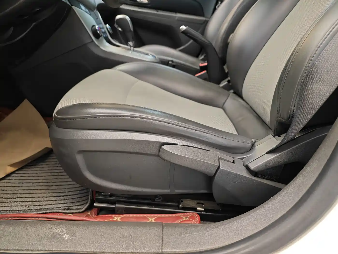 Chevrolet Cruze 2013 Model 1.8L SE AT фото 10