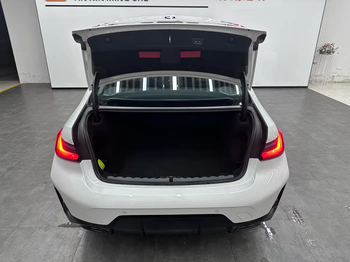 BMW 3 Series 2025 330Li M Sport Night Edition фото 5