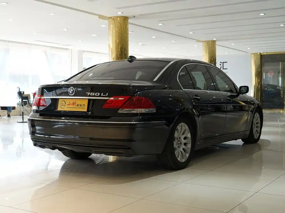 Photo 17 - BMW 7 Series