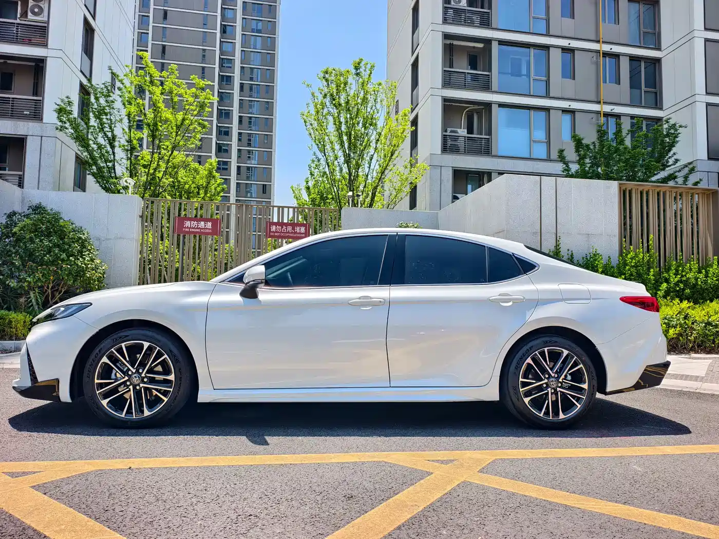 Toyota Camry 2026 Hybrid 2.0HSE Sport Lite Edition фото 3