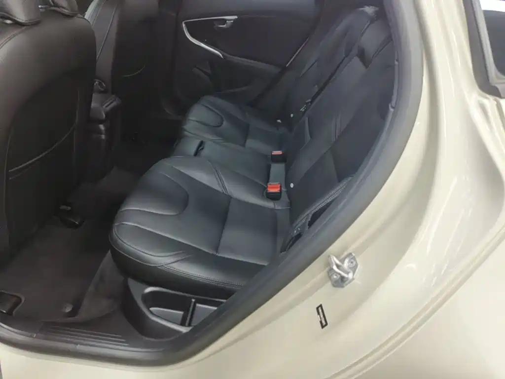 صورة 17 - Volvo V40