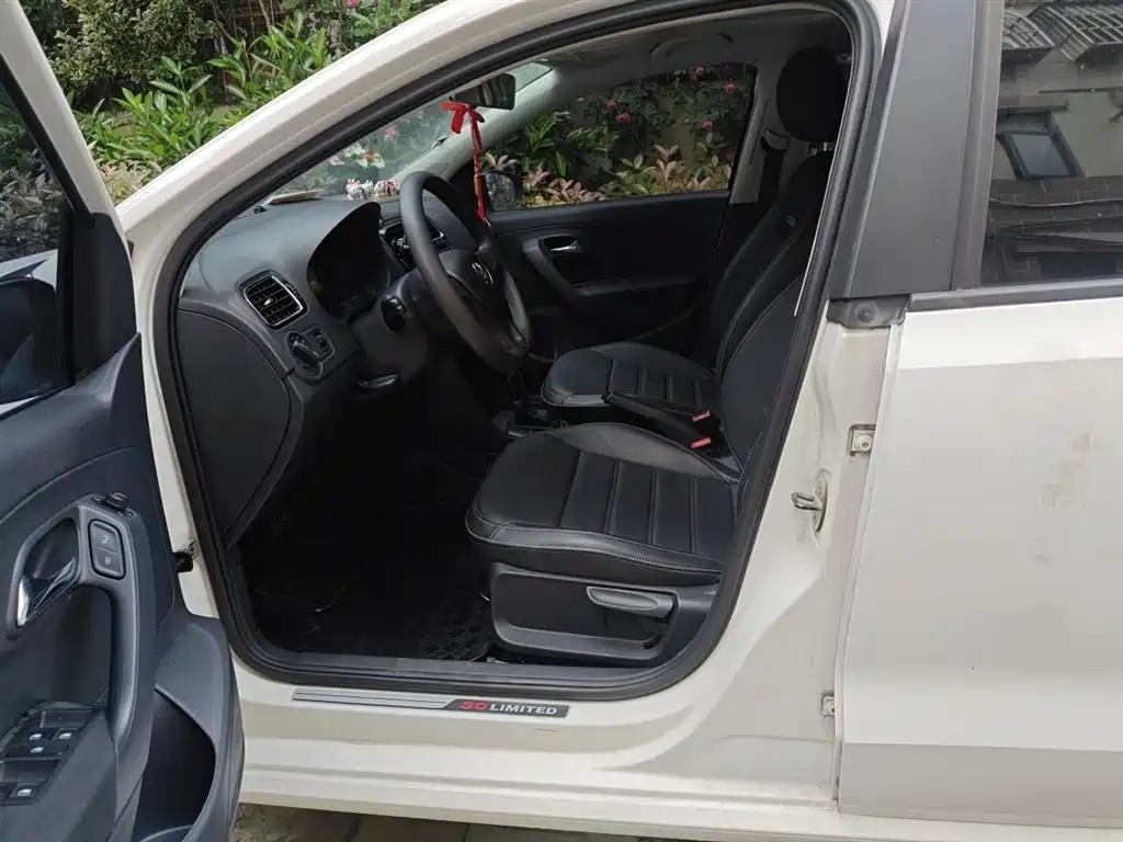 Volkswagen Polo 2014 1.6L Automatic 30th Anniversary Edition фото 8