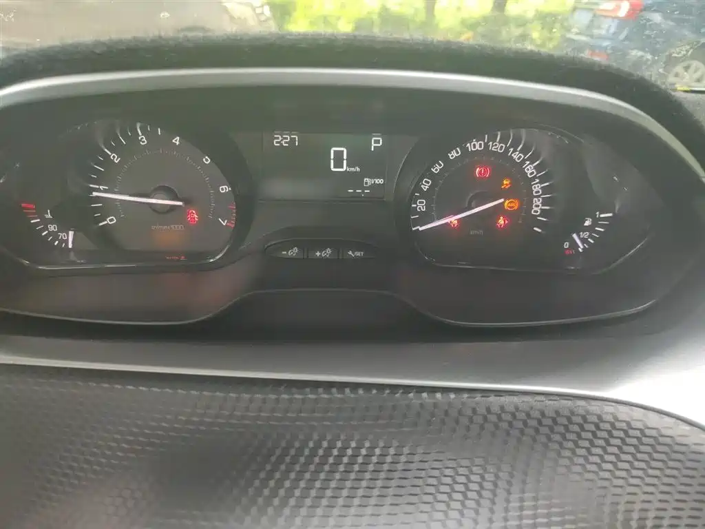 Peugeot 2008 2018 1.6L Automatic Trend Edition фото 4