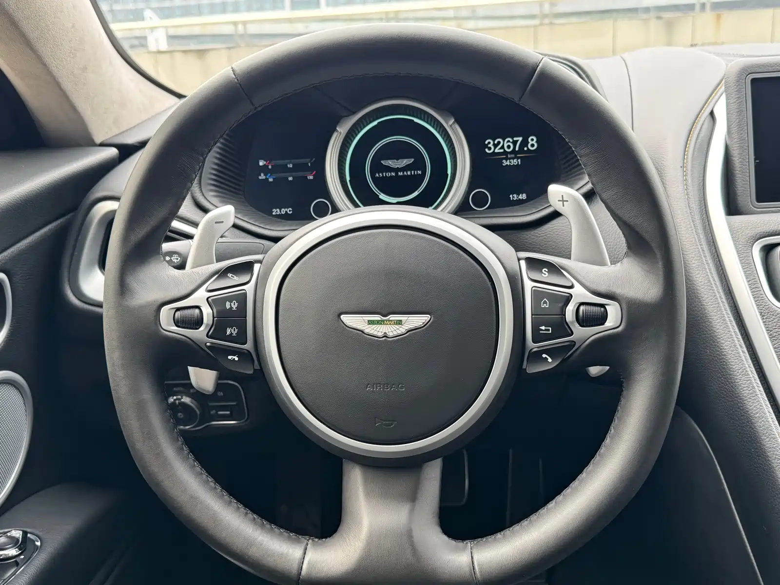 Фото 13 - Aston Martin DB11