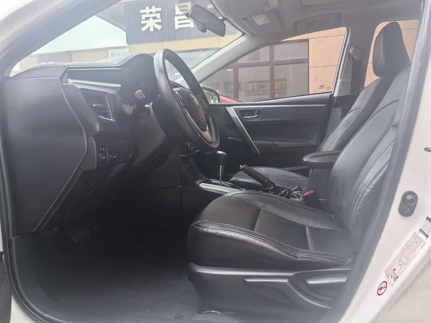 Toyota Corolla 2014 1.6L CVT GL-i Leather Edition фото 6