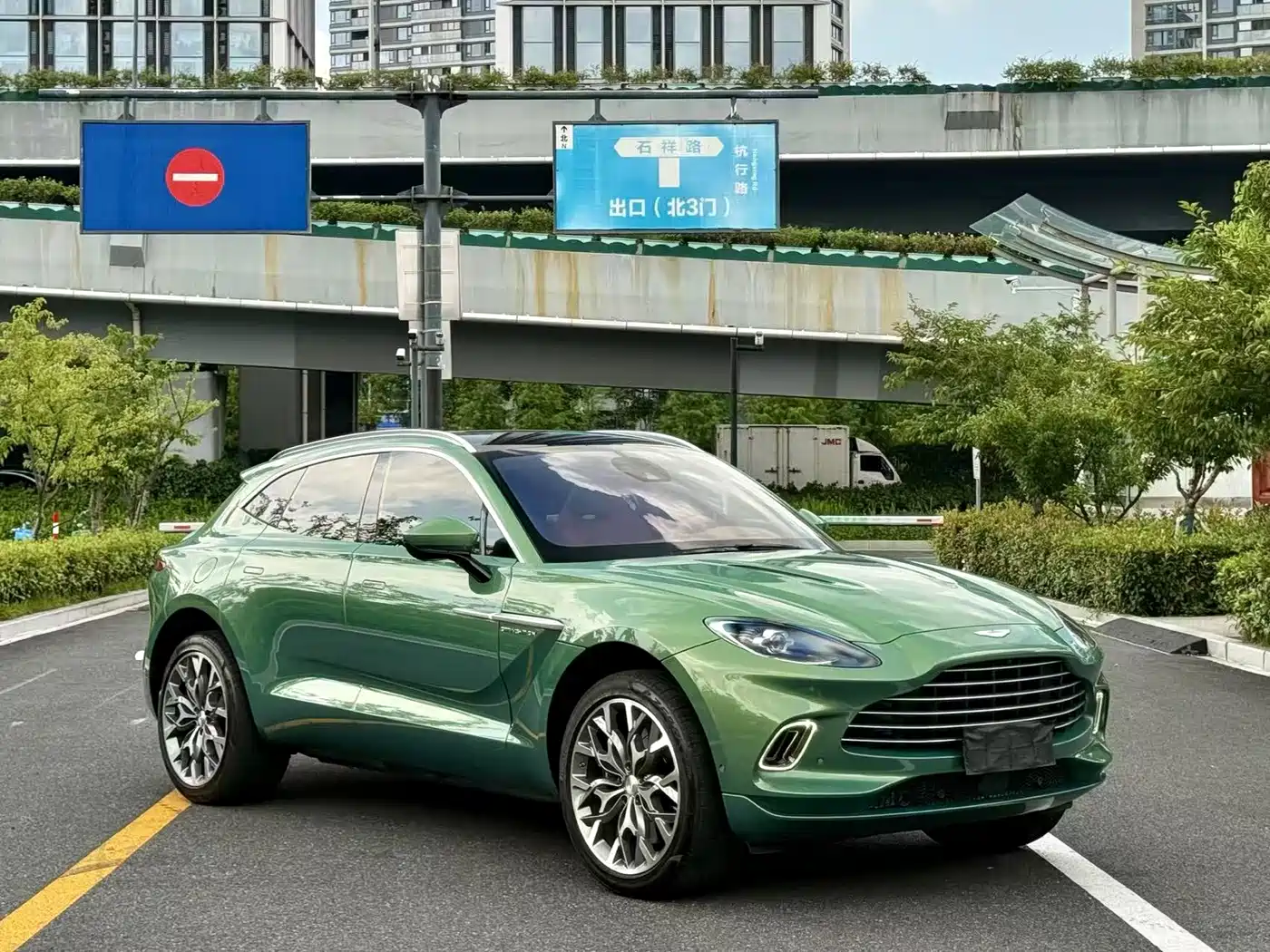 ASTON MARTIN DBX