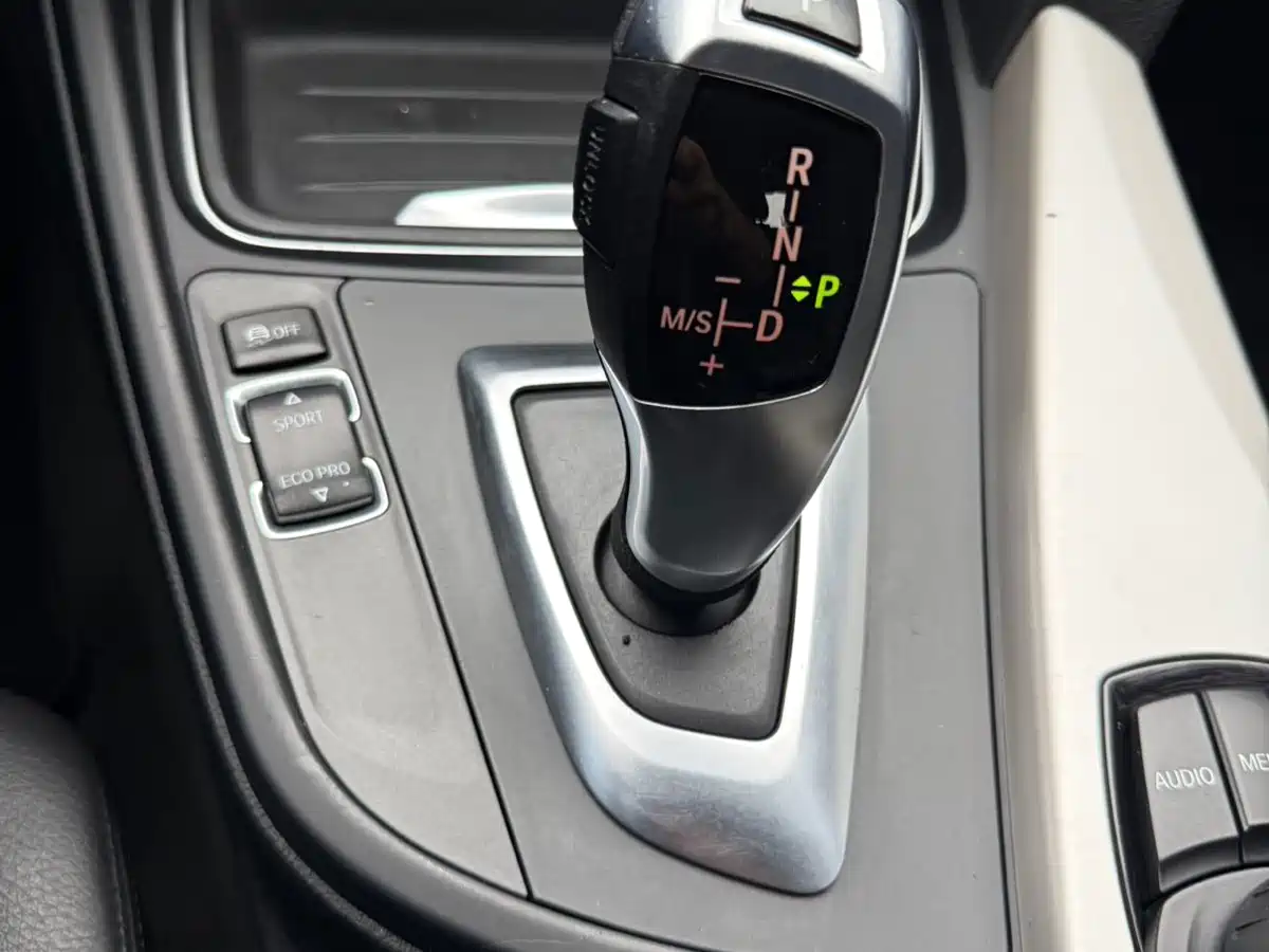BMW 3 Series GT 2013 Model 320i Leading фото 17