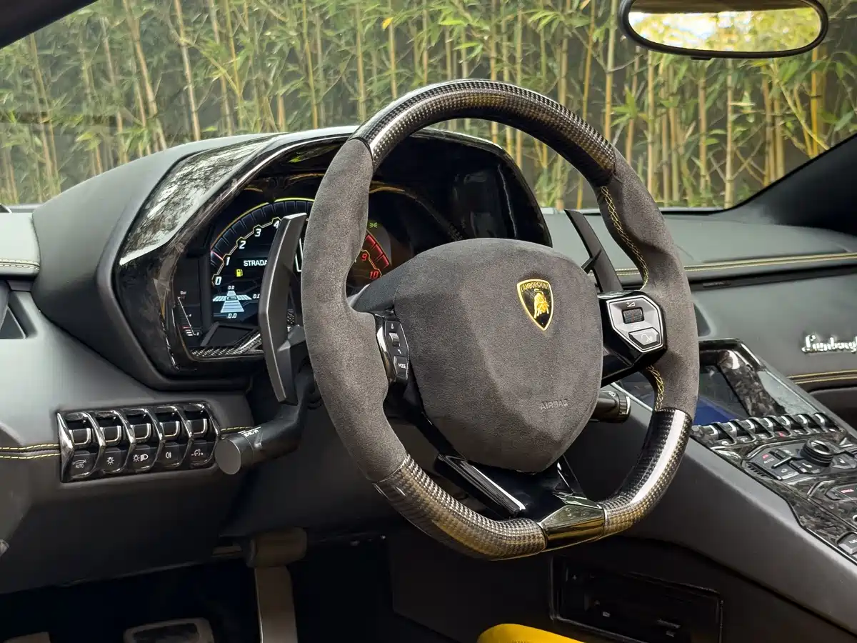 LAMBORGHINI AVENTADOR