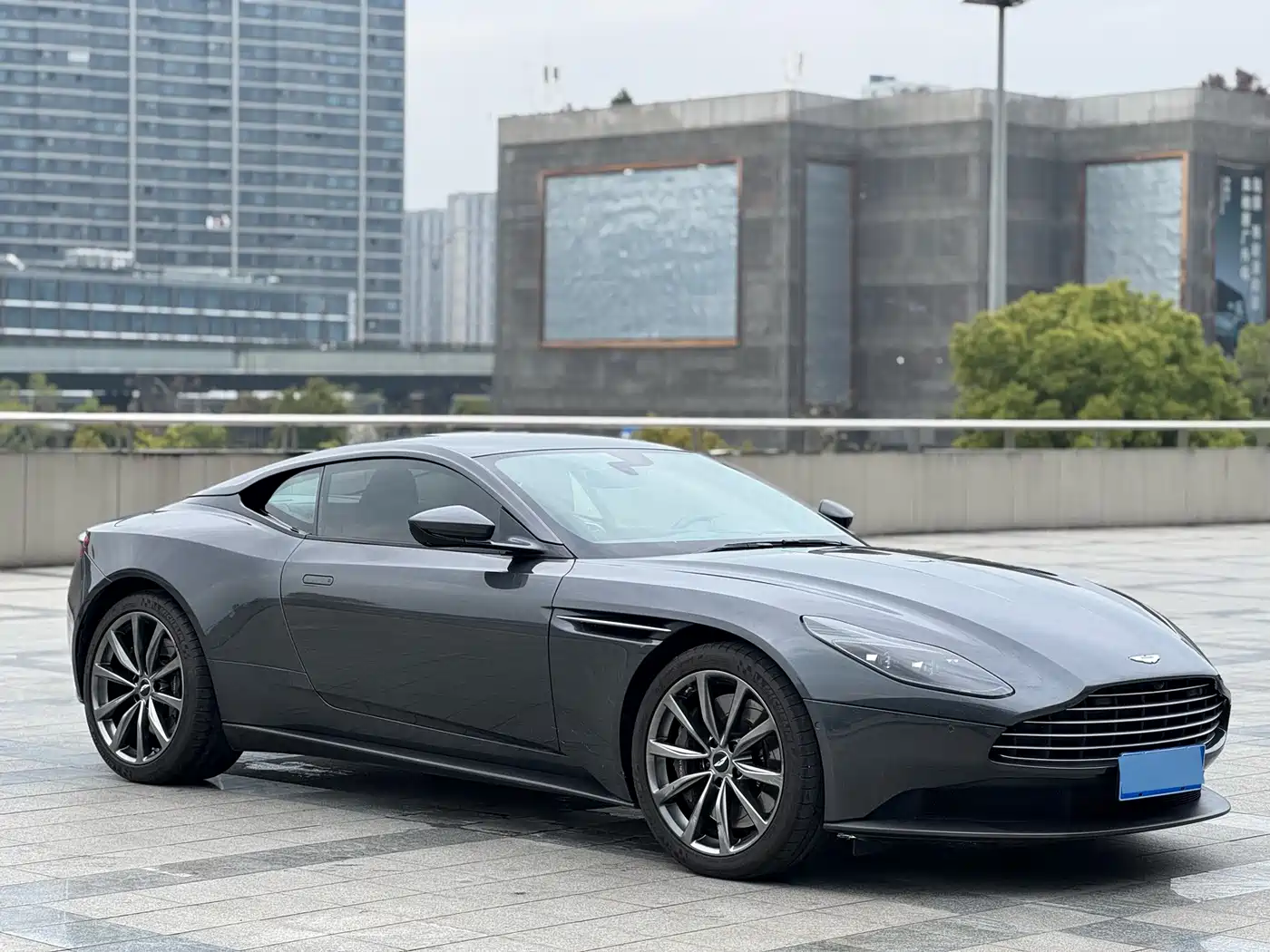 ASTON MARTIN DB11