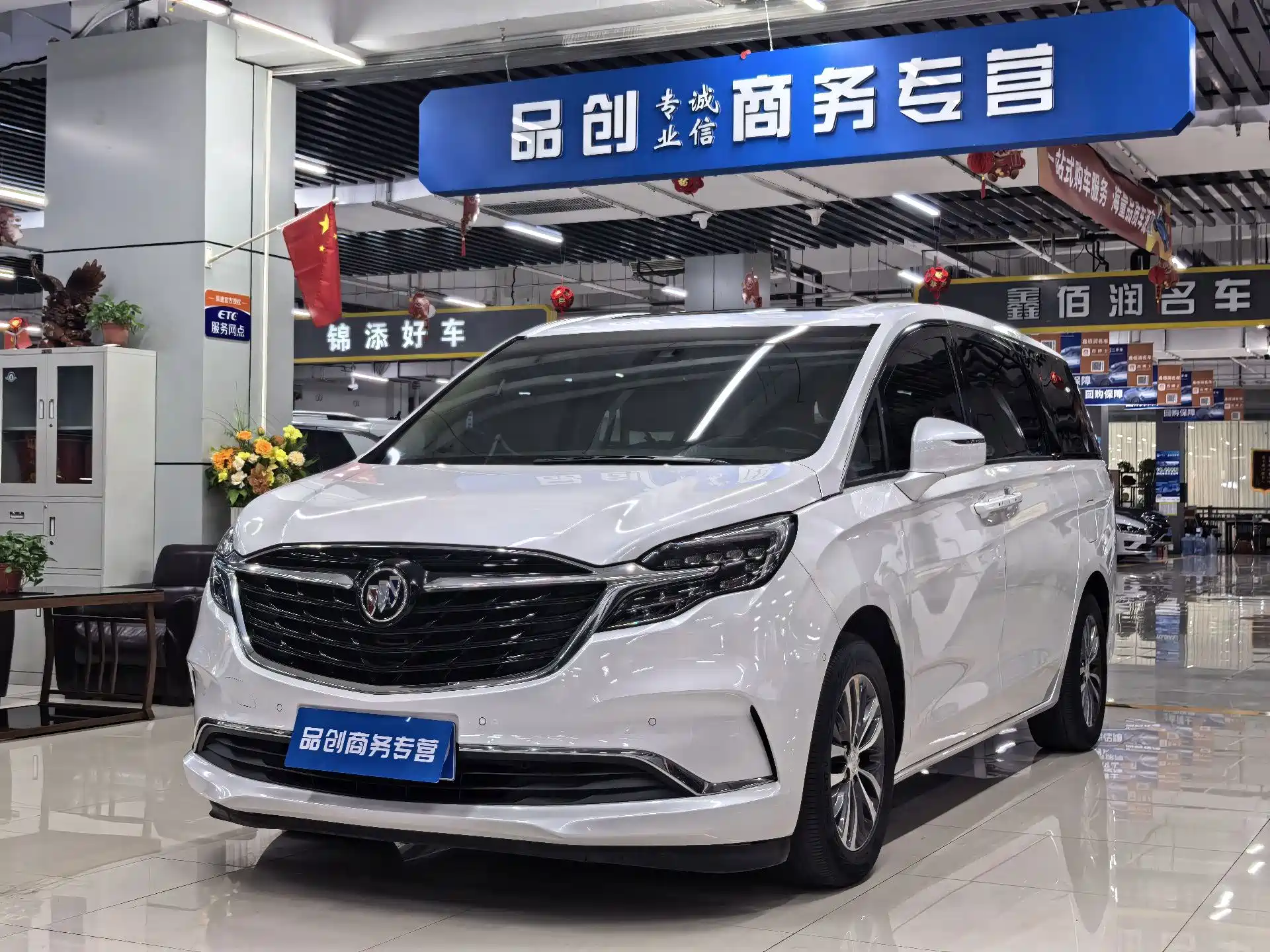 Фото 1 - Buick GL8