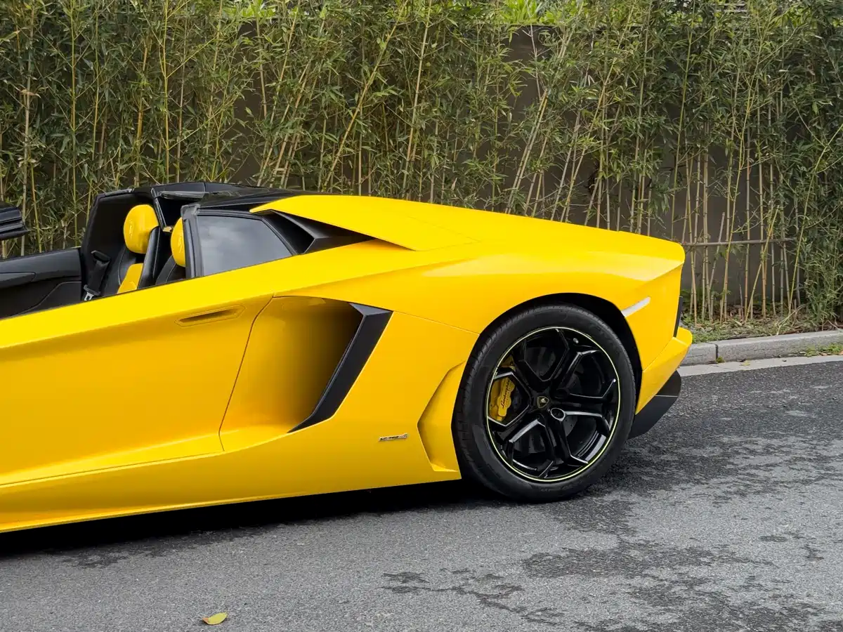 LAMBORGHINI AVENTADOR