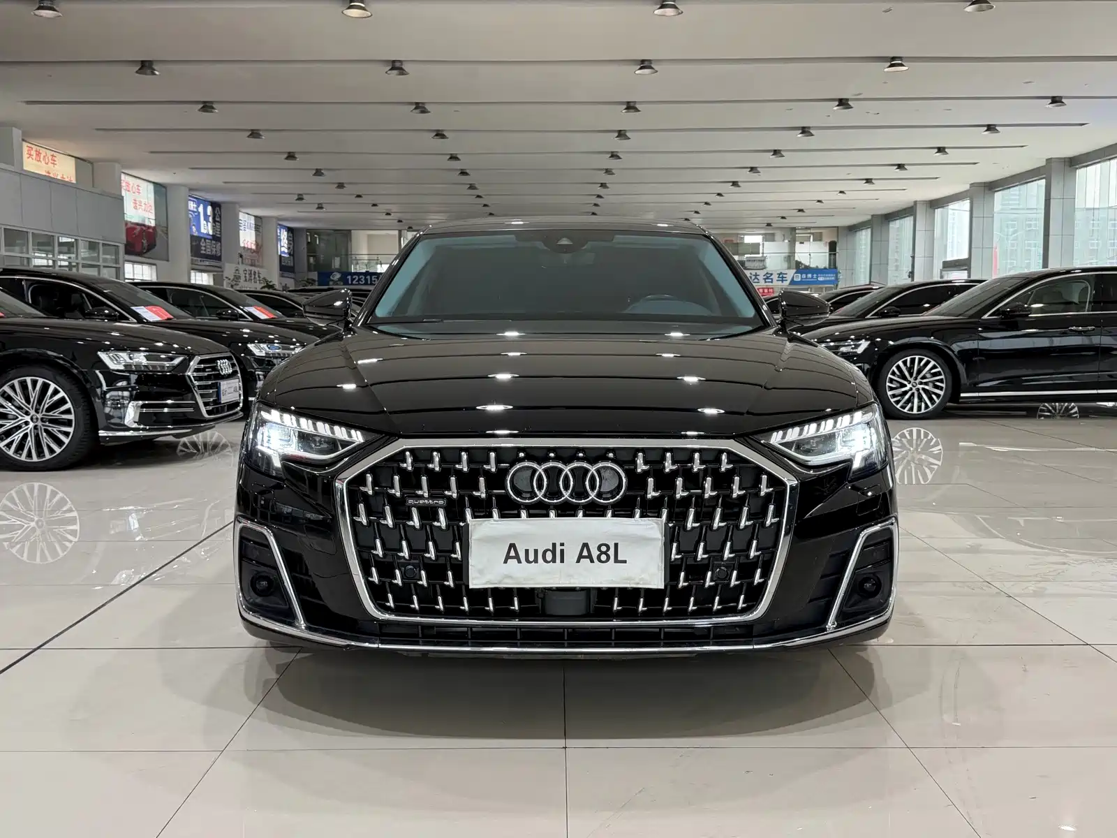 Фото 2 - Audi A8