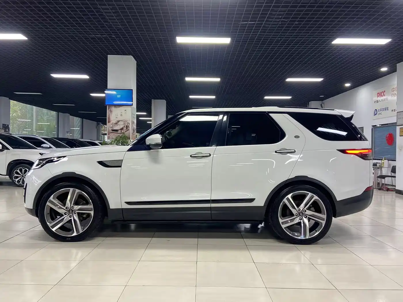 Land Rover Discovery 2018 2.0T SE фото 3