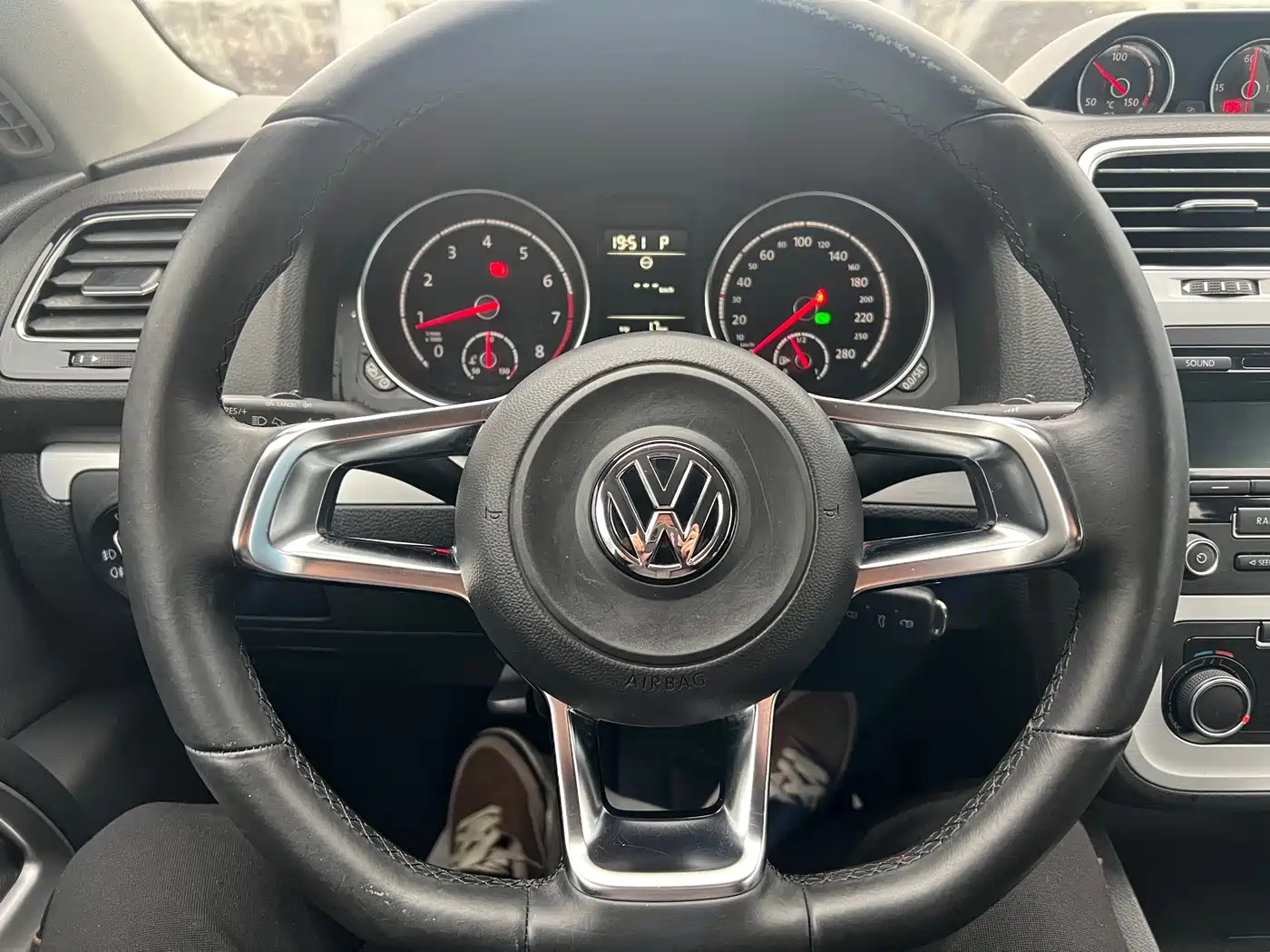 Volkswagen Scirocco 2015 1.4TSI Trend Edition фото 9