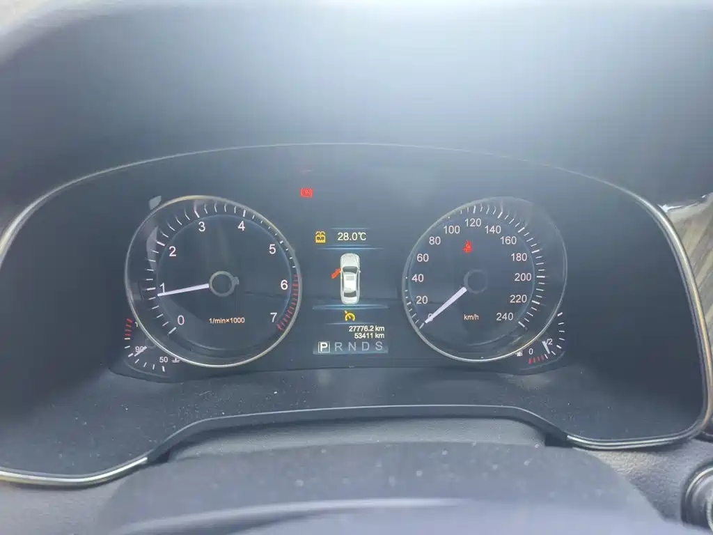 Photo 12 - Hongqi H7