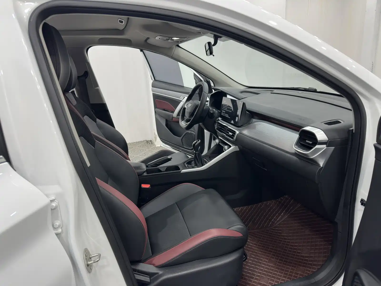 Фото 4 - Geely Coolray