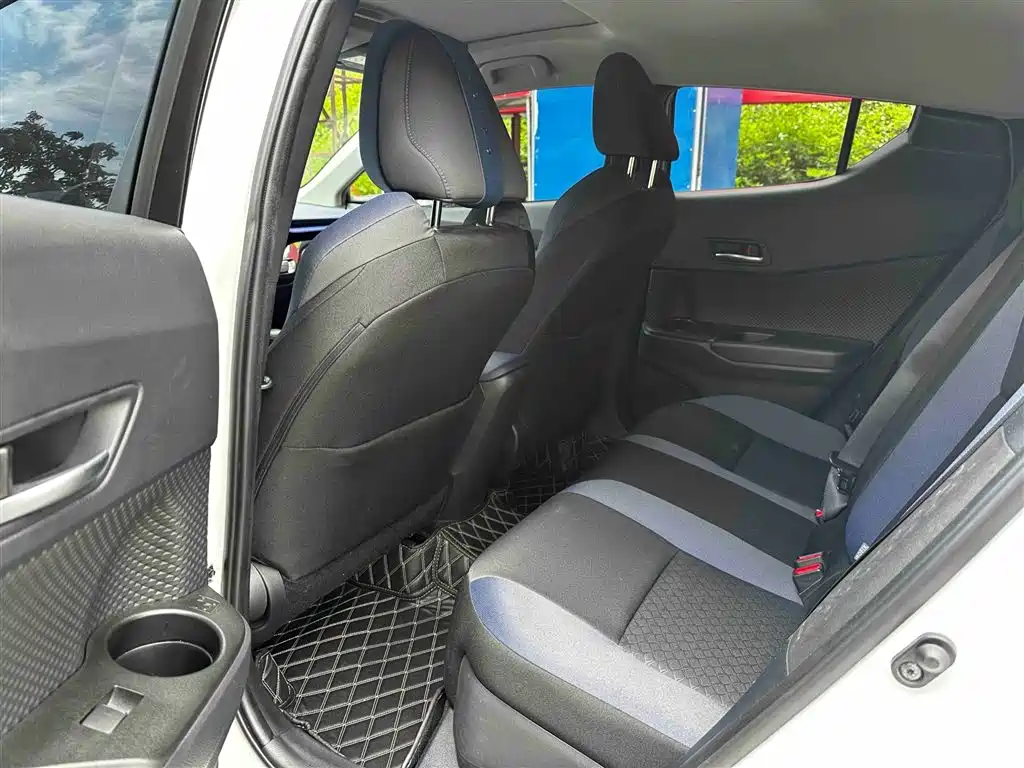 Toyota C-HR 2023 Model 2.0L Premium Edition фото 6