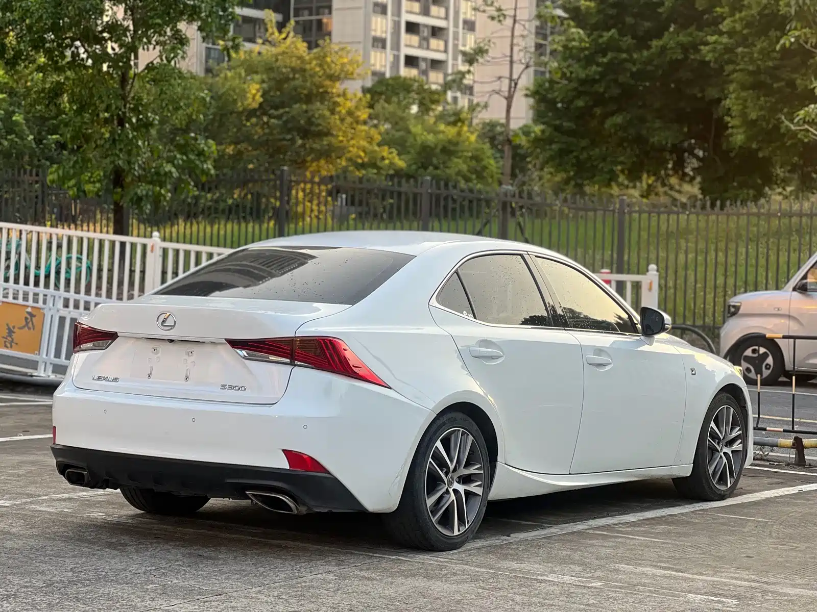 Photo 5 - Lexus IS