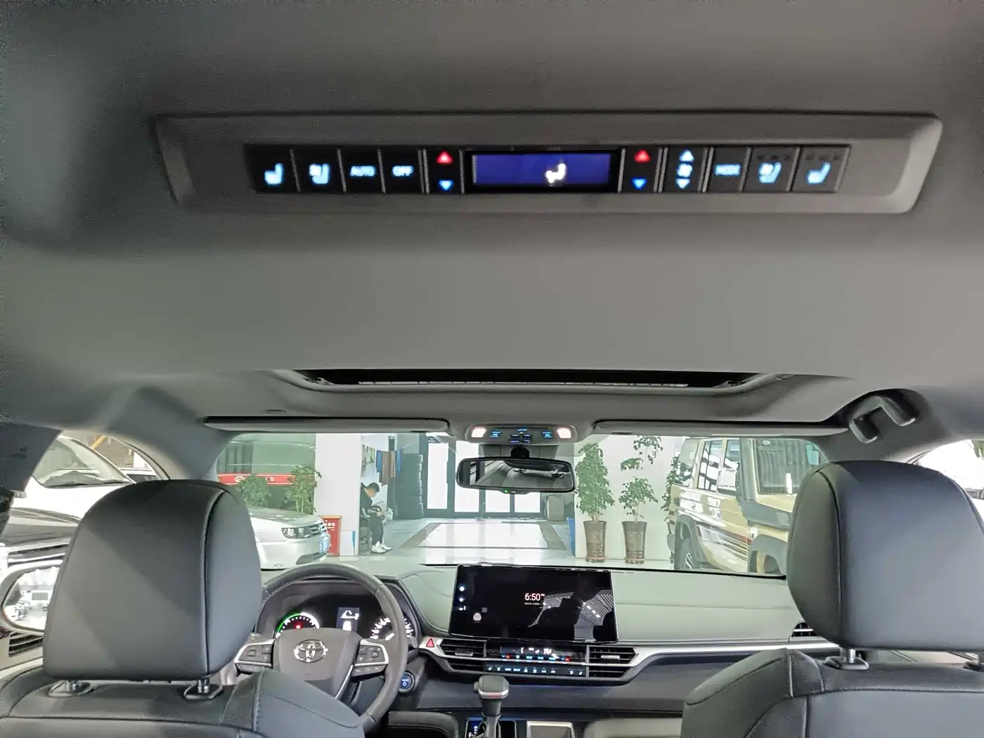 Toyota Sienna 2023 2.5L Hybrid Premium Edition фото 20