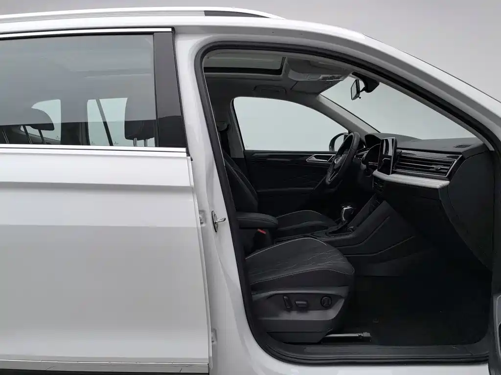 Фото 23 - Volkswagen Tiguan L