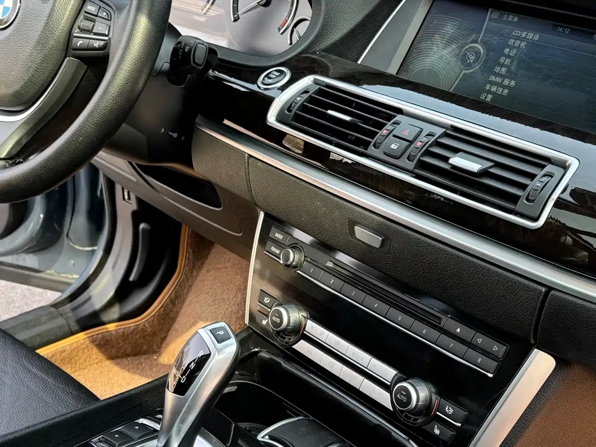 BMW 5 Series GT 2011 535i xDrive Luxury Model фото 10