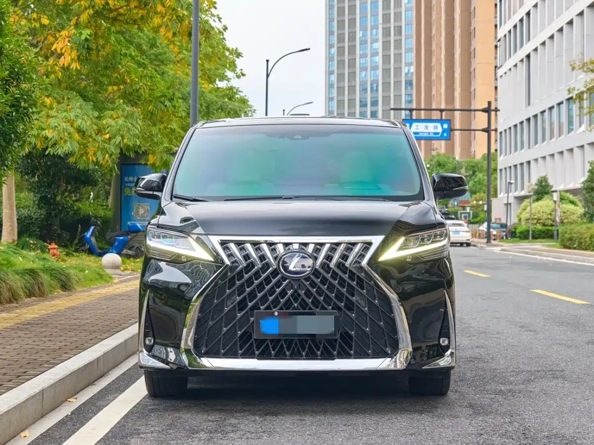 Lexus LM 2020 300h Seven-Seater Elegance Edition фото 2
