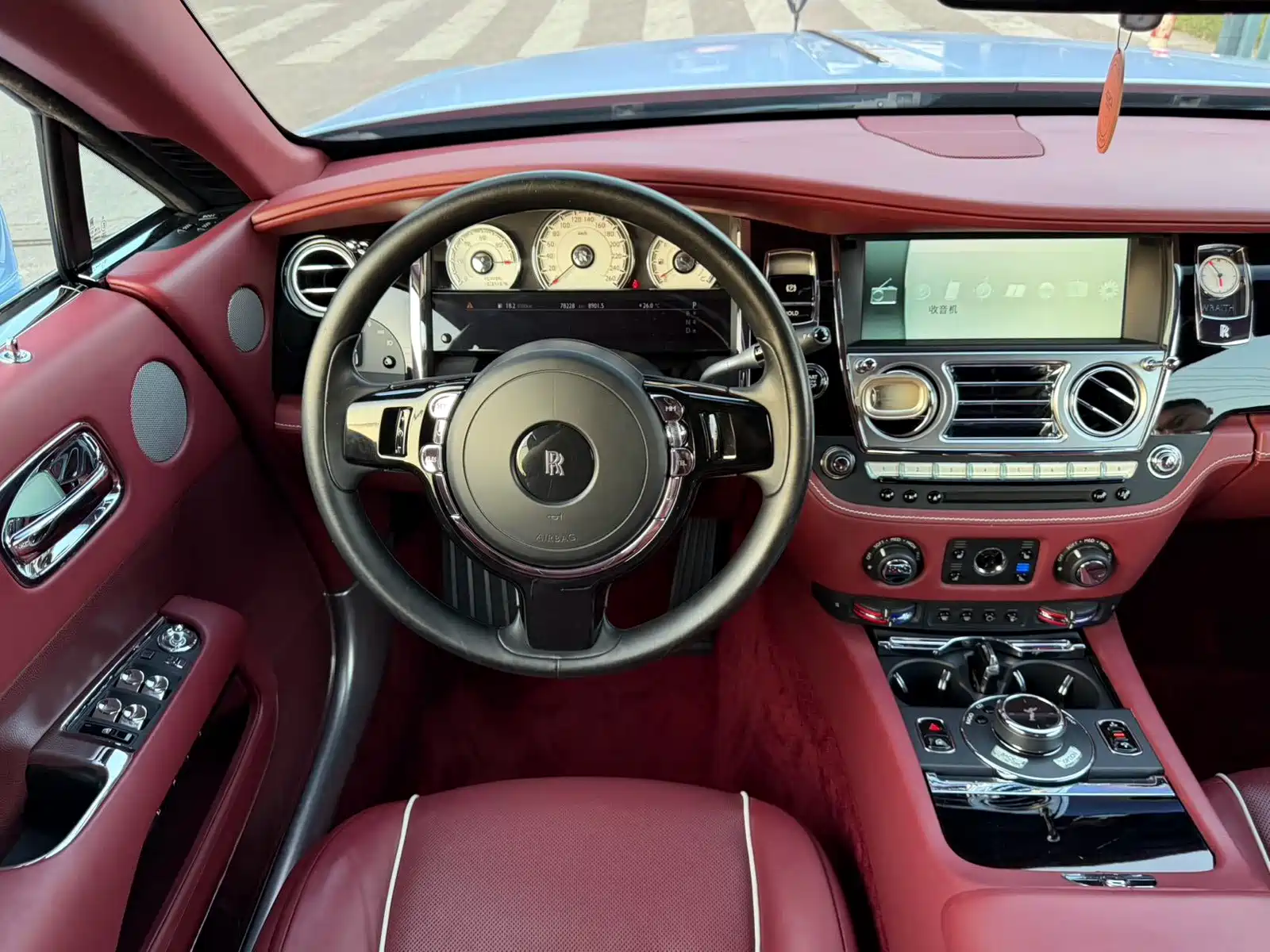 Фото 16 - Rolls-Royce Wraith