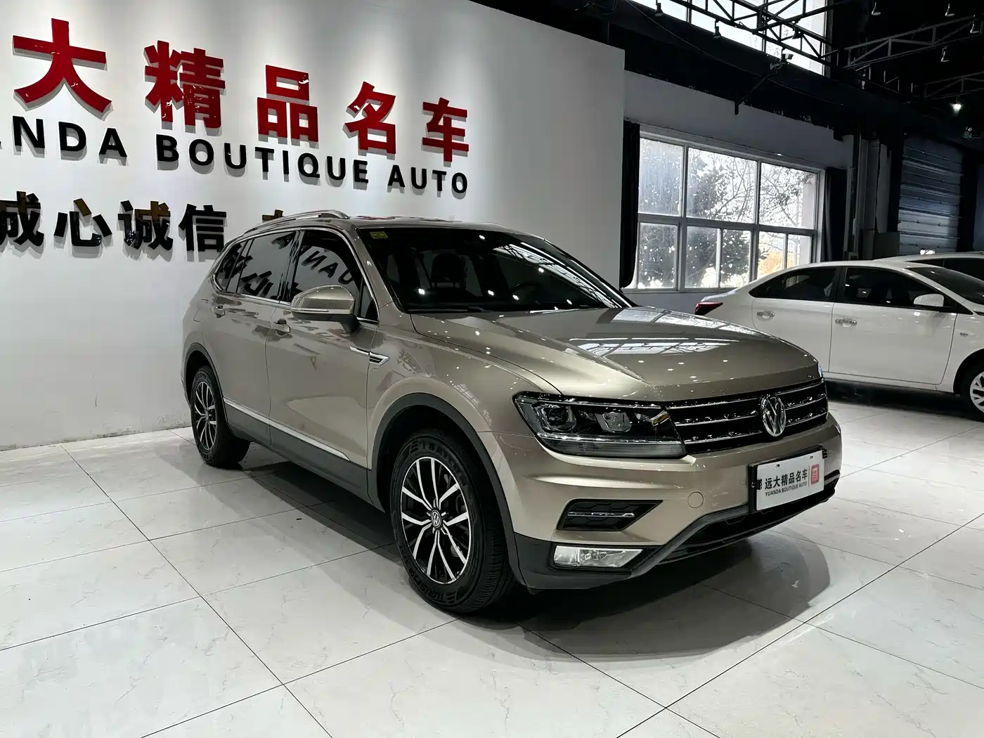 Volkswagen Tiguan L 2018 Facelift 330TSI Automatic 2WD Luxury Edition фото 3