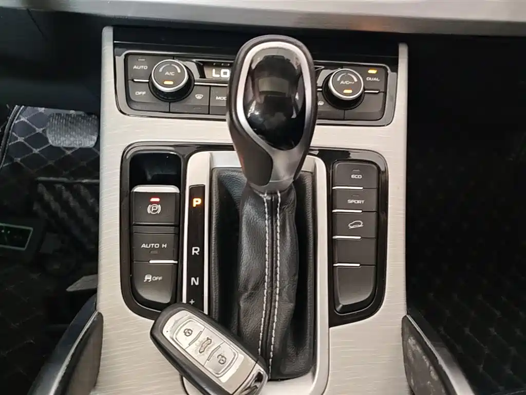 Фото 14 - Geely Atlas