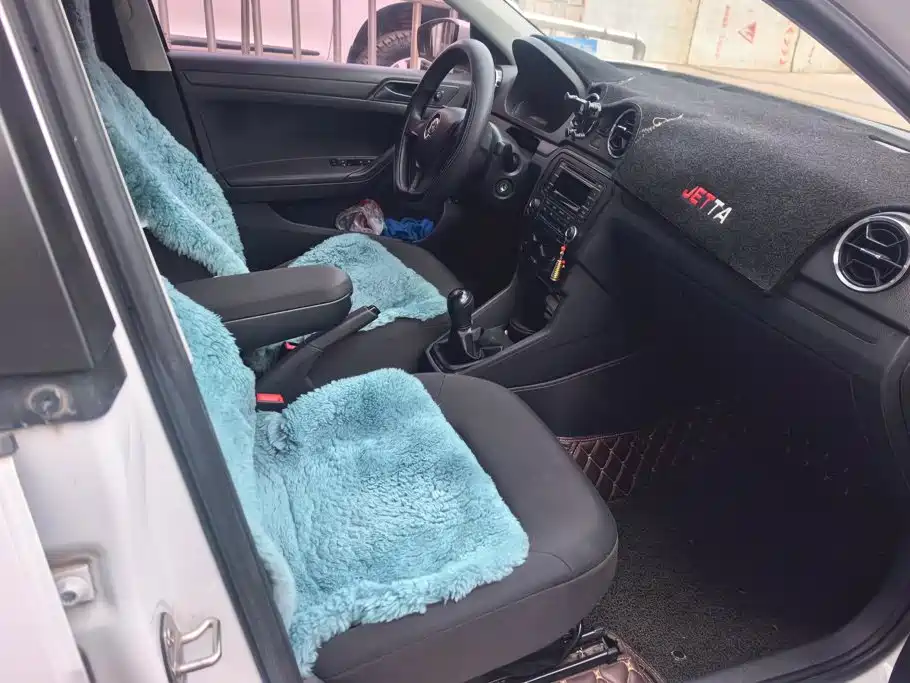 Photo 8 - Volkswagen Jetta