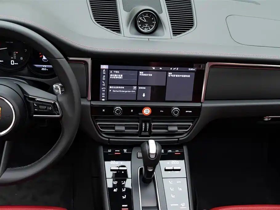 PORSCHE MACAN