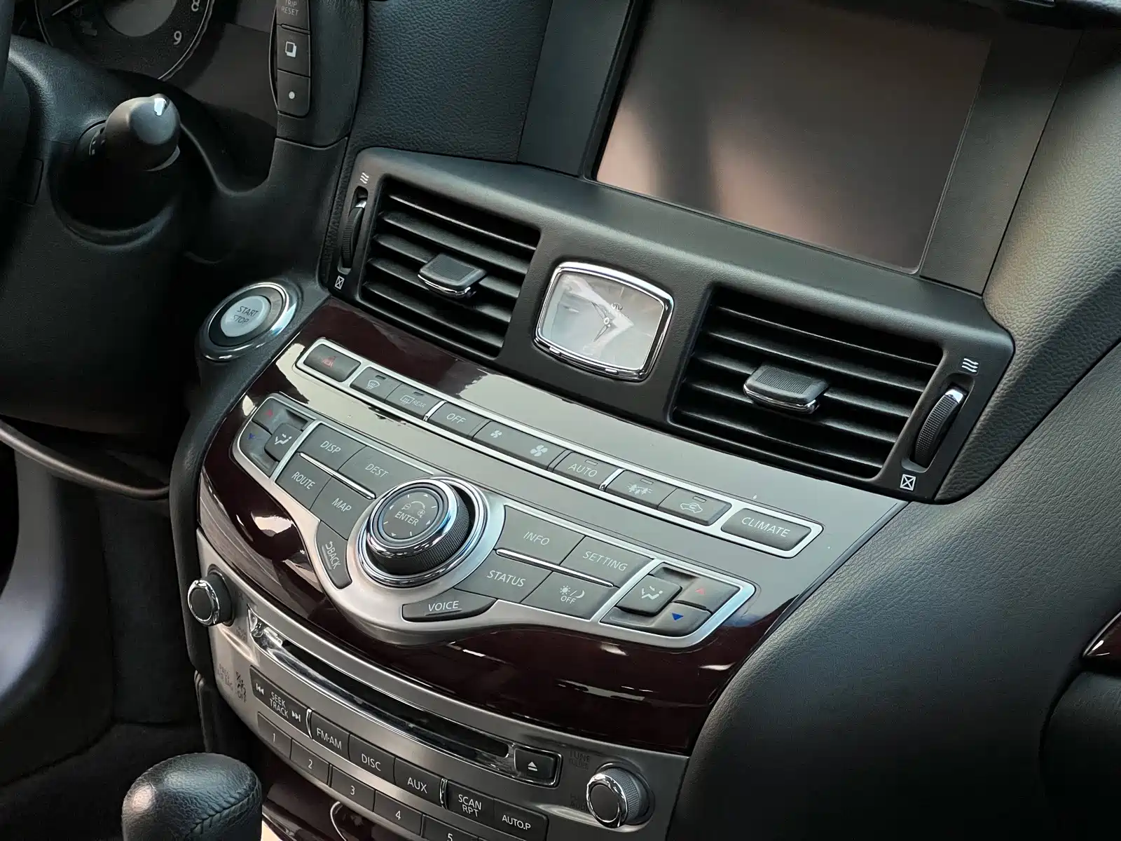 Photo 8 - Infiniti Q70