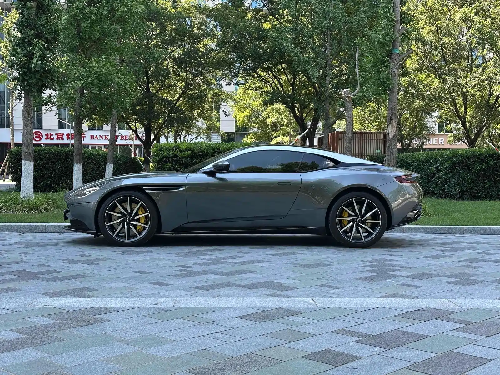 Фото 4 - Aston Martin DB11