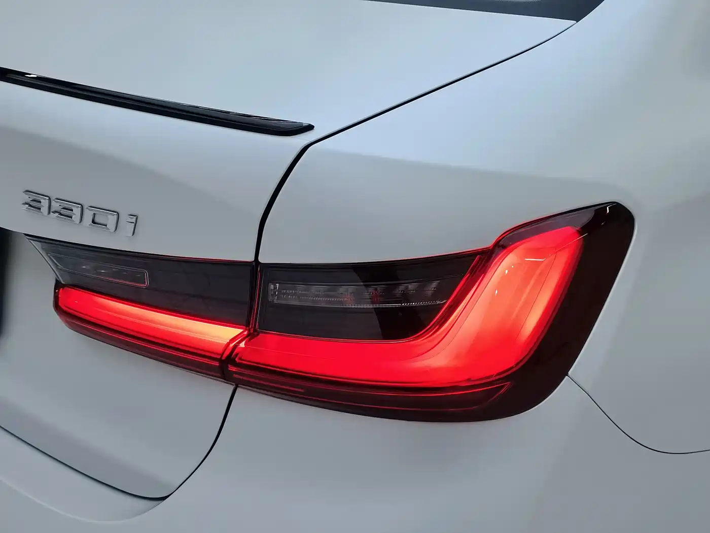 BMW 3 Series 2025 330i M Sport Night Edition фото 10