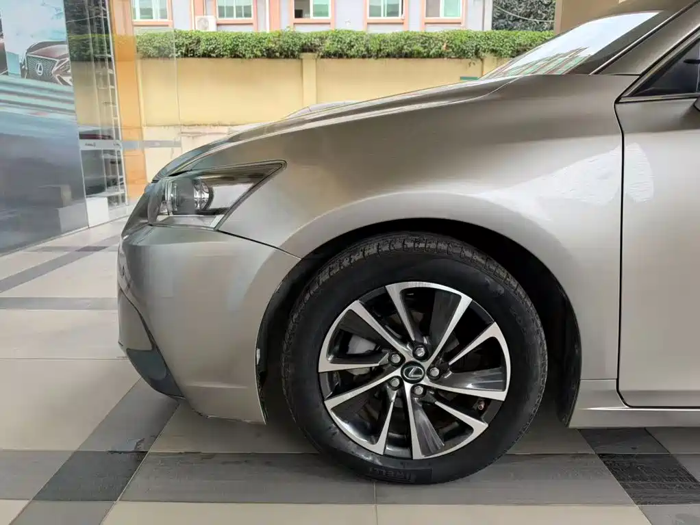 Фото 11 - Lexus CT