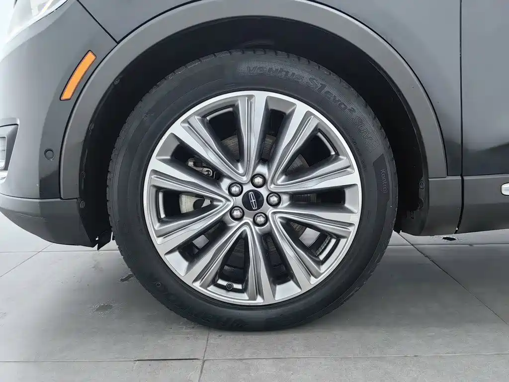 Photo 17 - Lincoln MKX