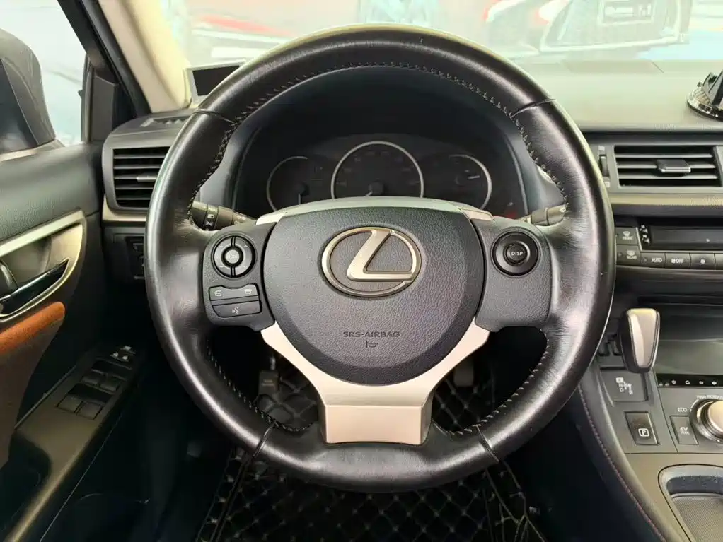Фото 4 - Lexus CT