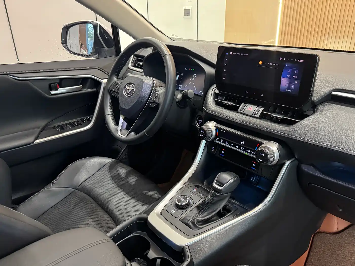 Toyota Wildlander 2023 Hybrid 2.5L E-CVT AWD Premium Edition фото 10